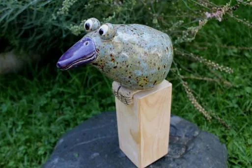 Vogel-m.Fuessen-auf-Holz Vogel-m.Fuessen-auf-Holz